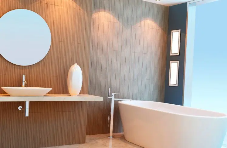 Baño pequeño con espejo grande retroiluminado